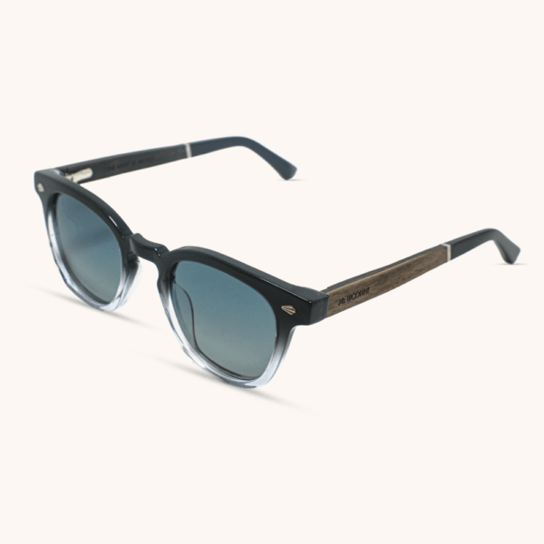 משקפי שמש דגם Electro - מסגרת אצטט בצבע חצי שחור חצי שקוף בשילוב עדשות גראדיינט כחולות וזרועות עץ